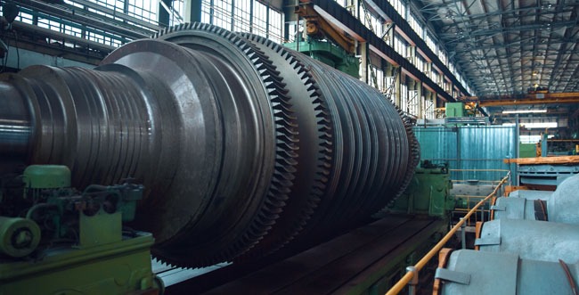 Das Bild zeigt eine Gasturbine in einer Maschinenhalle 