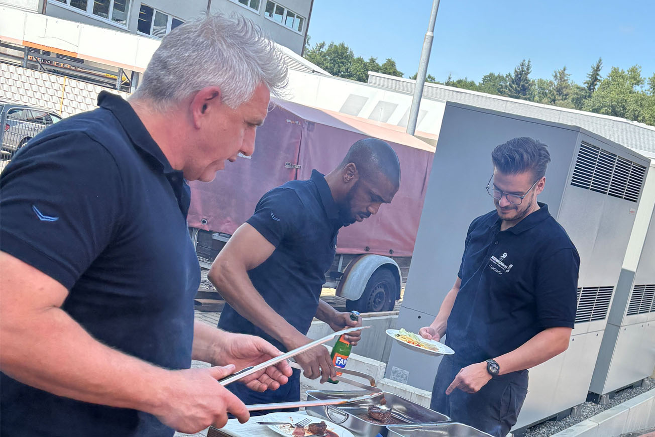 Grillfest 2026 Die Grillmeister bei der Arbeit beim Sommergrillfestes der Firma Konstandin