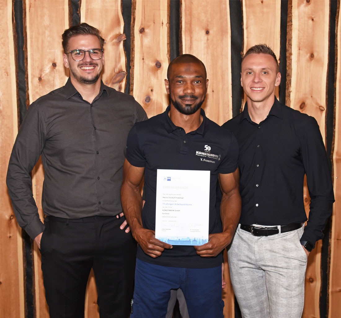 Jubi_10-Jahre_Yousuf_Freeman Rico Schlund zusammen mit Geschäftsführer Jonas Konstandin
