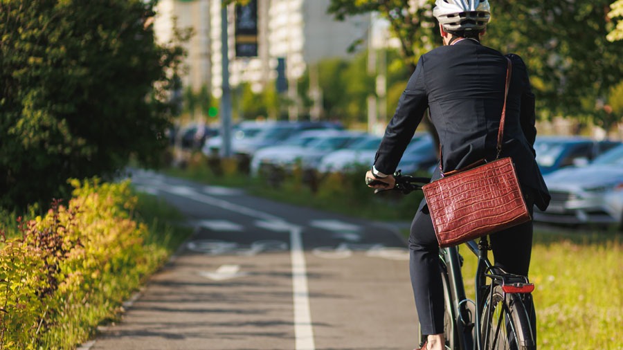 Ein Mann fährt mit dem Fahrrad zur Arbeit