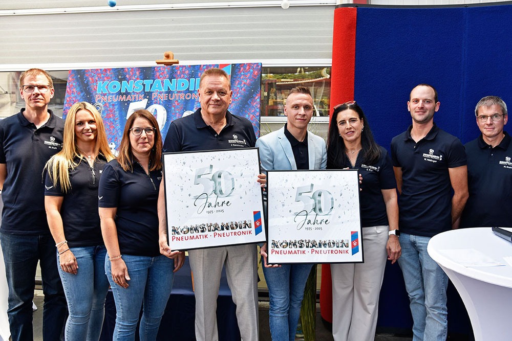 Stack magazines on wooden table KSC_tut_gut