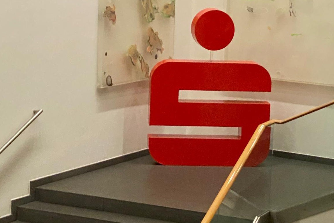 Das Sparkassenlogo auf einer Treppe bei der Preisverleihung des Deutschen Pflegeinnovationspreises 2025