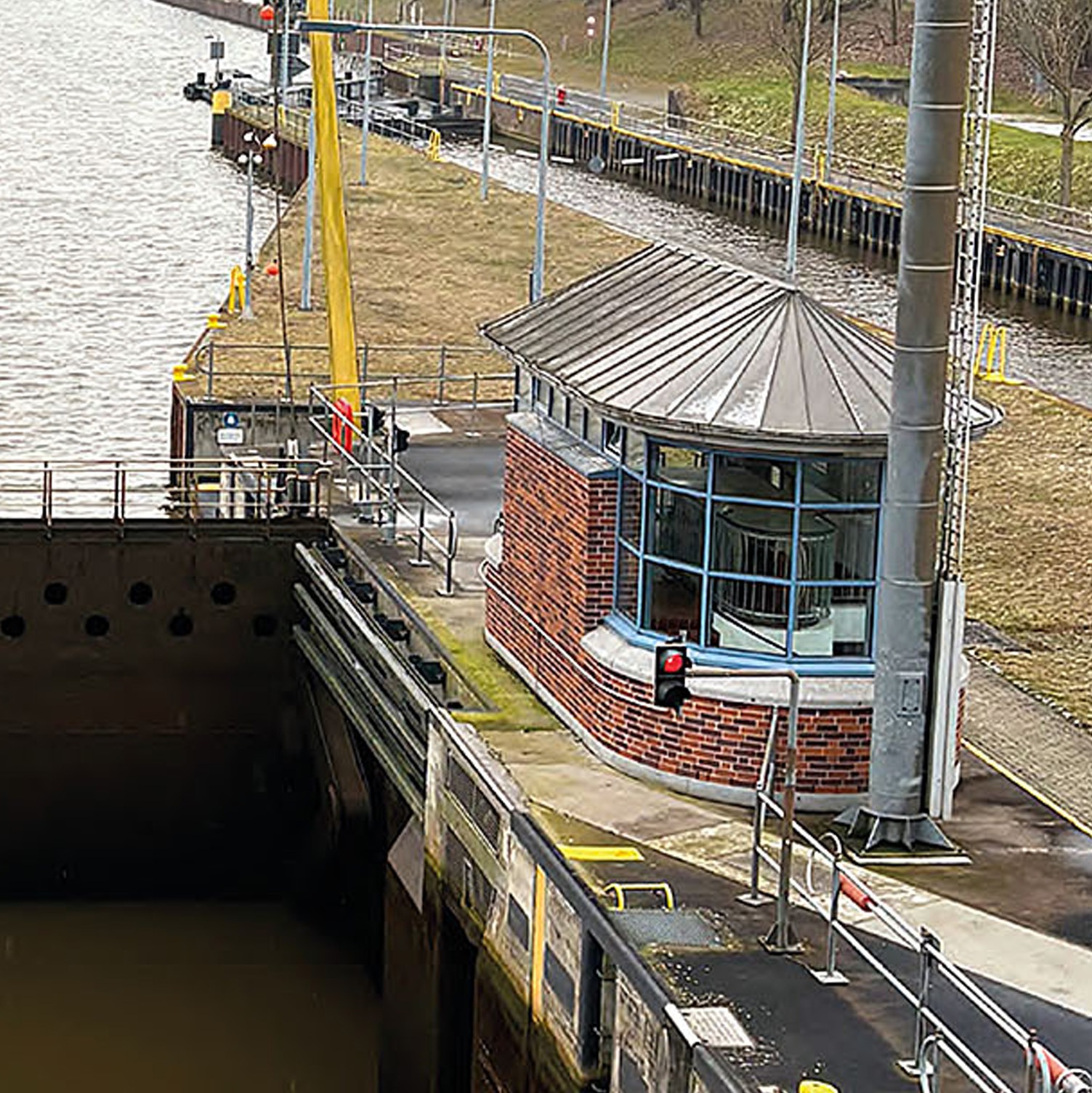Blick auf eine Schleusenanlage