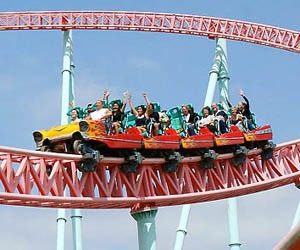 Achterbahnfahrt in einem Freizeitparkt